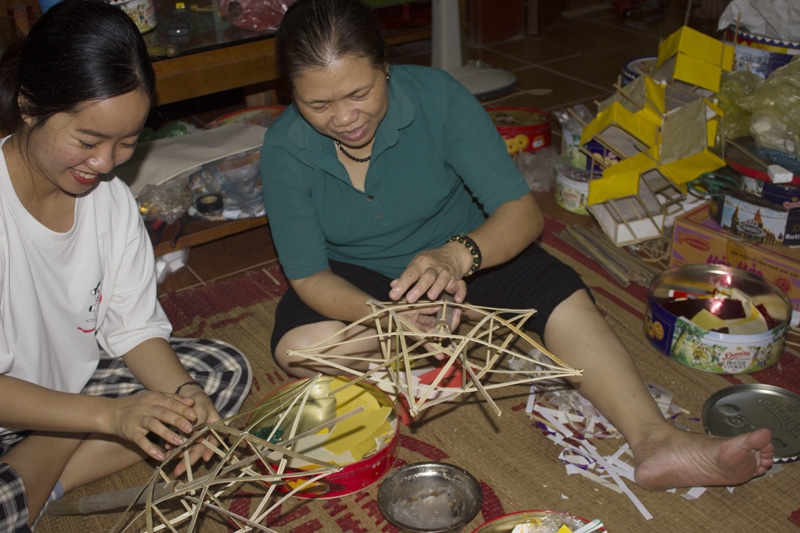 “Làm đồ chơi cho trẻ nhỏ thì lúc nào cũng phải cẩn thận, khó nhất là vót thanh tre sao cho mịn, nhẵn để các cháu cầm vào không bị đứt tay. Một chiếc đèn cần khoảng mười thanh như thế, có khi ngồi vót cả một ngày chỉ vừa đủ chục chiếc.”