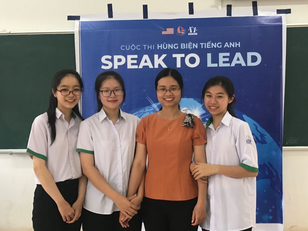 Đội thi Trường THPT chuyên Nguyễn Chí Thanh - Đắk Nông