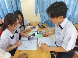 Cho phép học sinh sử dụng điện thoại trong lớp: Học sinh thu mình, thầy cô khó quản lý, phụ huynh thêm gánh lo