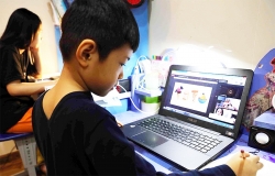 Phụ huynh một trường ngoại thành kêu gọi góp tiền mua máy tính cho cô dạy online