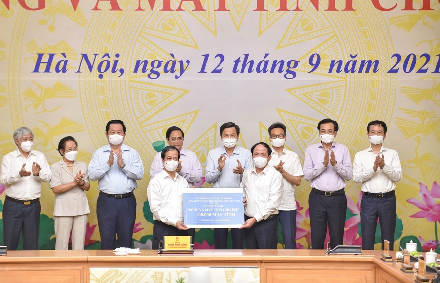 Bộ trưởng Bộ Giáo dục và Đào tạo Nguyễn Kim Sơn thay mặt ngành Giáo dục nhận ủng hộ từ Bộ Thông tin và Truyền thông