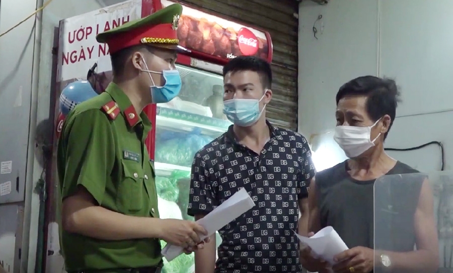 Lực lượng công an quận Hoàng Mai tuyên truyền Công điện số 14 của UBND TP Hà Nội đến người dân thực hiện chấp hành các biện pháp phòng, chống dịch Covid-19.