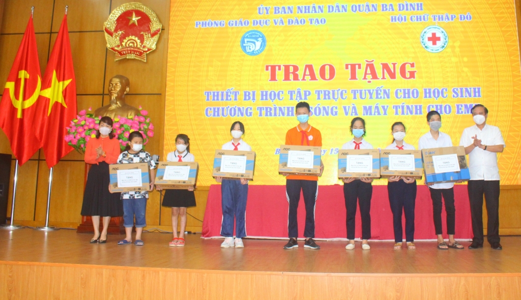 Quận Ba Đình tặng thiết bị học tập trực tuyến cho học sinh khó khăn