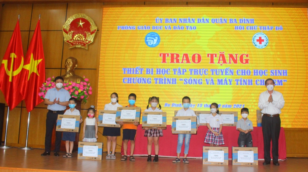 Quận Ba Đình tặng thiết bị học tập trực tuyến cho học sinh khó khăn