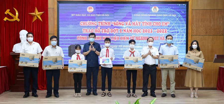 Công bố kho học liệu điện tử, tặng 4.000 máy tính cho học sinh khó khăn