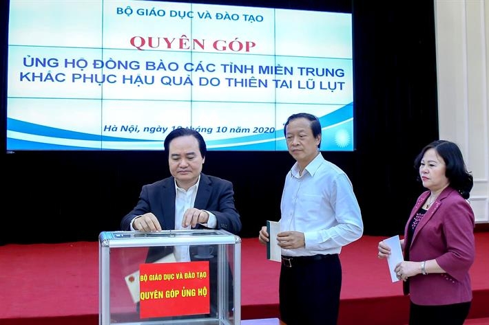 Bộ trưởng Phùng Xuân Nhạ quyên góp ủng hộ đồng bào miền Trung chịu hậu quả do thiên tai lũ lụt