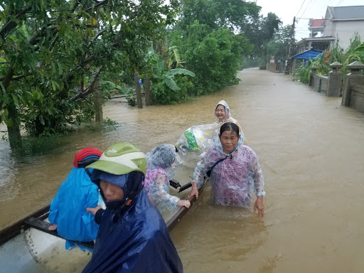 Đại học Thương mại hỗ trợ mỗi sinh viên vùng lũ 10 triệu đồng