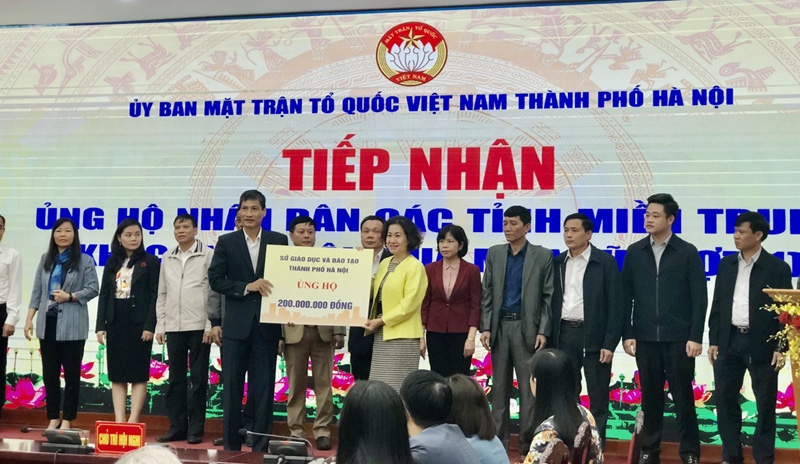CĐGD Hà Nội chuyển số tiền ủng hộ 200 triệu đồng qua UBMTTQ Việt Nam TP Hà Nội.