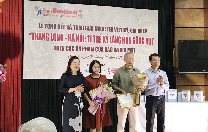 Phó Giám đốc Sở Văn hóa và Thể thao Hà Nội Bùi Thị Thu Hiền và Trưởng ban Thi đua - Khen thưởng thành phố Nguyễn Công Bằng trao Giấy chứng nhận, tiền thưởng cho các tác giả đoạt giải Ba.