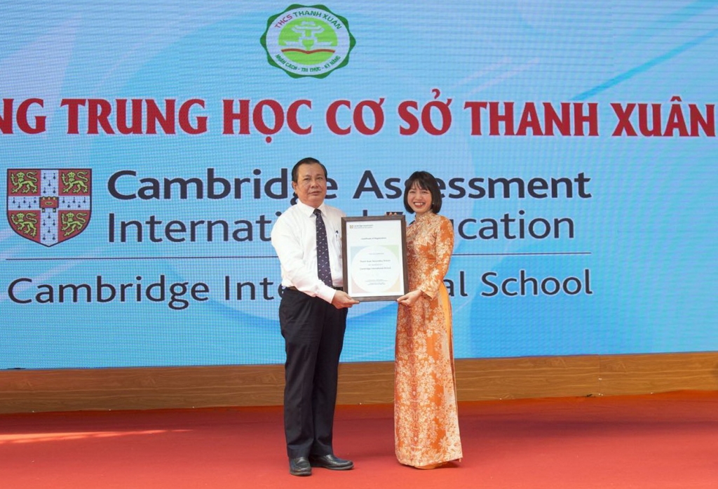 Phó Giám đốc Sở GD&ĐT Hà Nội Lê Ngọc Quang trao chứng nhận trường quốc tế Cambridge cho Trường THCS Thanh Xuân