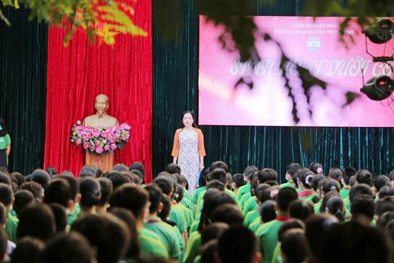 Thầy trò trường THCS Nguyễn Tri Phương sinh hoạt dưới cờ tuyên truyền, phổ biến pháp luật