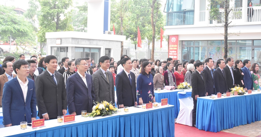 Gắn biển công trình trường Tiểu học Thịnh Hào chào mừng Đại hội lần thứ XIII của Đảng