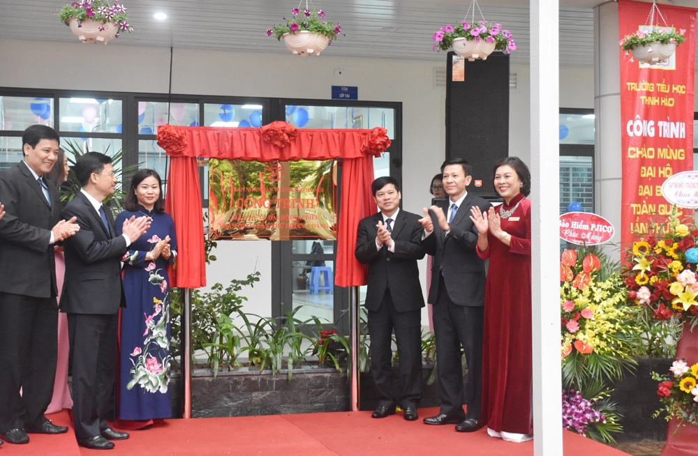 Gắn biển công trình trường Tiểu học Thịnh Hào chào mừng Đại hội lần thứ XIII của Đảng