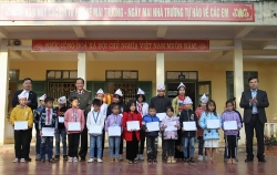 Tặng học bổng Vừ A Dính cho học sinh huyện Mường Lát