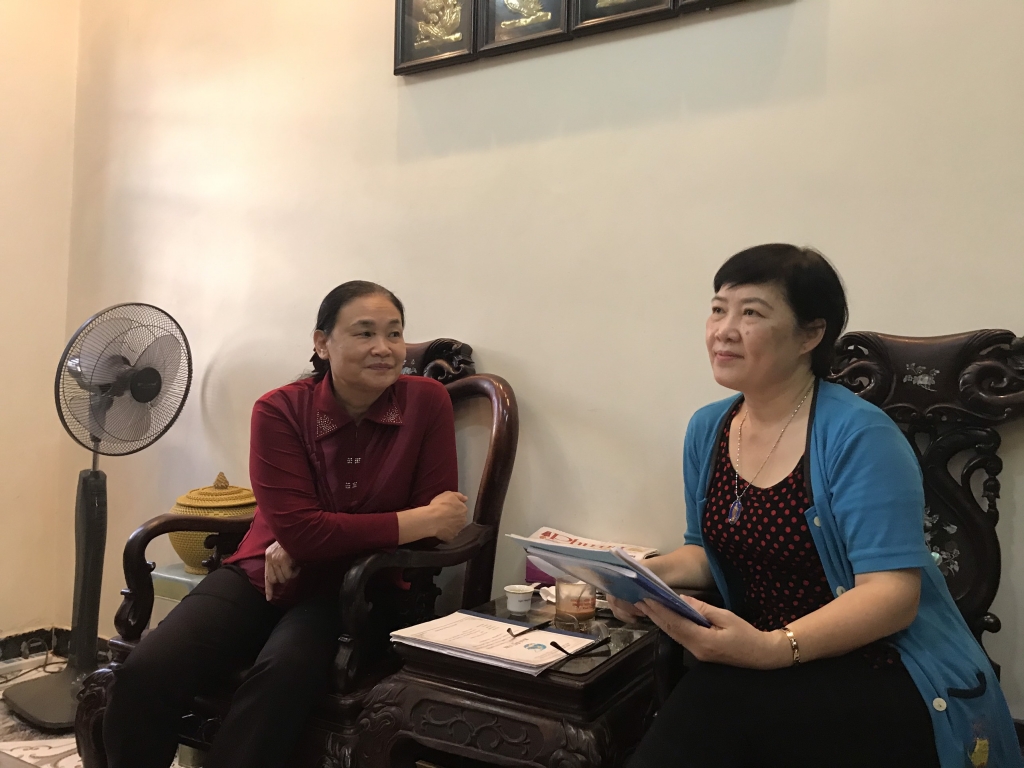 Bà Vũ Minh Đáng (bên trái) trao đổi công việc cùng bà Lương (Phó Bí thư chi bộ 7)