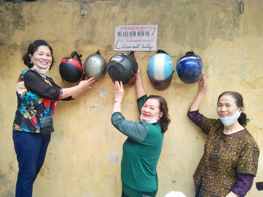 Bà Thảo (ngoài cùng, bên trái) cùng phụ nữ Khu dân cư số 5 thực hiện mô hình mũ bảo hiểm miễn phí