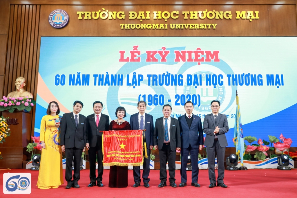 Thứ trưởng Hoàng Minh Sơn trao cờ thi đua của Chính phủ cho nhà trường