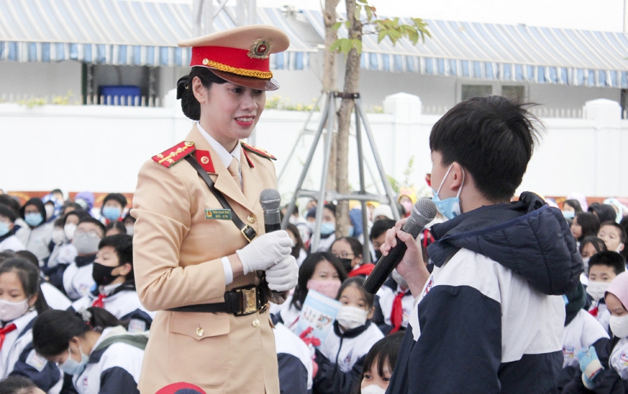 Các em học sinh giao lưu, chia sẻ những hiểu biết về an toàn giao thông