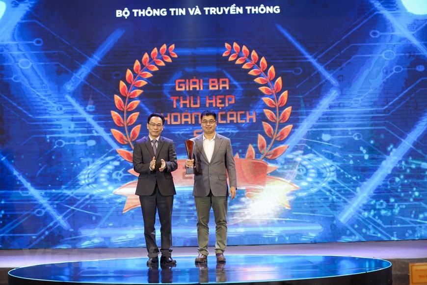 Ông Phạm Giang Linh, đại diện Hệ thống Giáo dục HOCMAI lên nhận giải thưởng