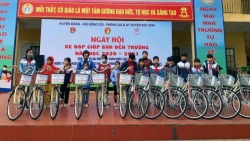 64 chiếc “Xe đạp giúp bạn đến trường” dành tặng học sinh khó khăn