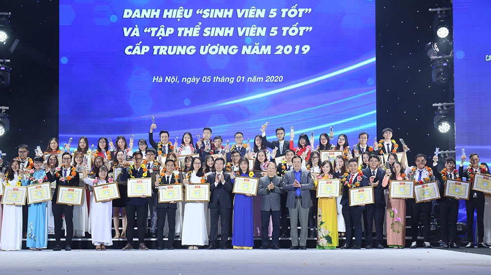 Tôn vinh sinh viên đạt danh hiệu “Sinh viên 5 tốt” và “Sao Tháng Giêng”