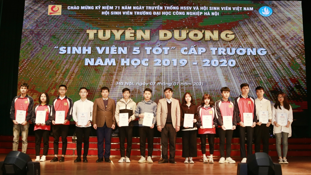 Trường Đại học Công nghiệp Hà Nội tuyên dương 119 “Sinh viên 5 tốt”