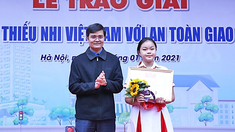 Anh Bùi Quang Huy, Bí thư Thường trực Trung ương Đoàn, Chủ tịch Trung ương Hội Sinh viên Việt Nam trao Giải đặc biệt cho em Trần Nguyễn Uyên Nghi