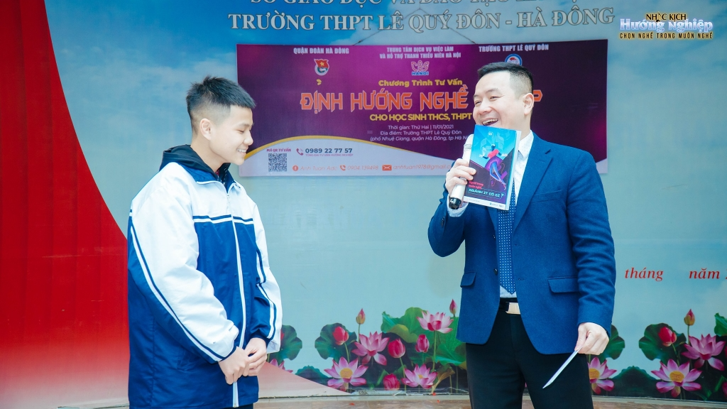 Thạc sỹ Lê Anh Tuấn, Trưởng phòng phát triển kỹ năng Trung tâm Dịch vụ việc làm và Hỗ trợ thanh thiếu niên Hà Nội chia sẻ thông tin tới các bạn học sinh