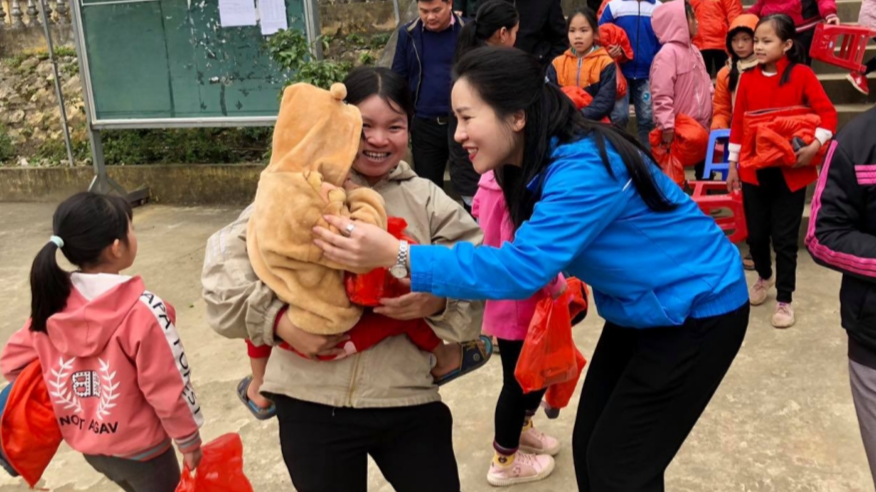 đồng chí Bùi Thị Lan Phương, Phó Bí thư Thành đoàn, Phó Chủ tịch thường trực Hội đồng Đội thành phố  tặng quà tới các em thiếu nhi