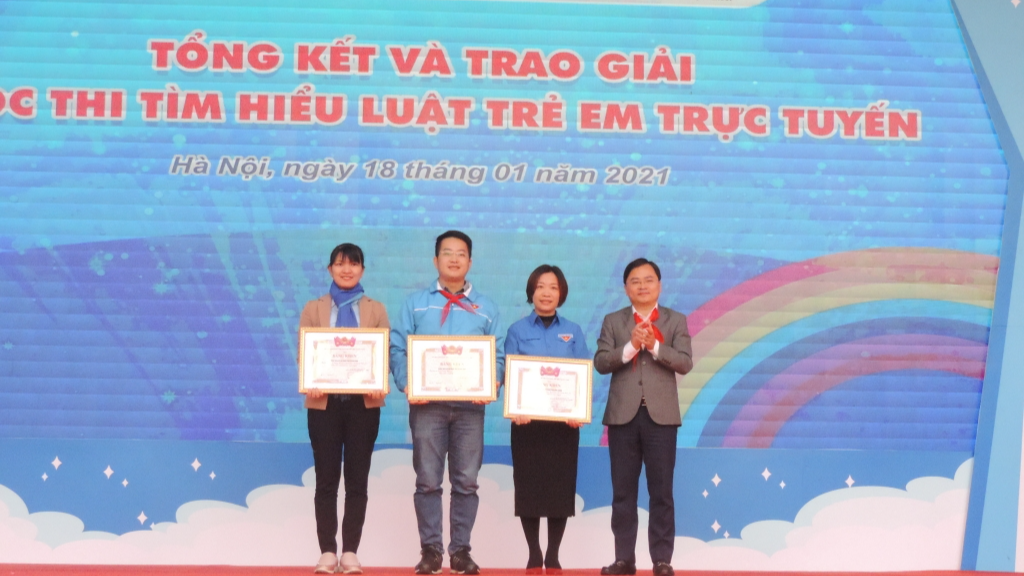 Khen thưởng các tập thể xuất sắc