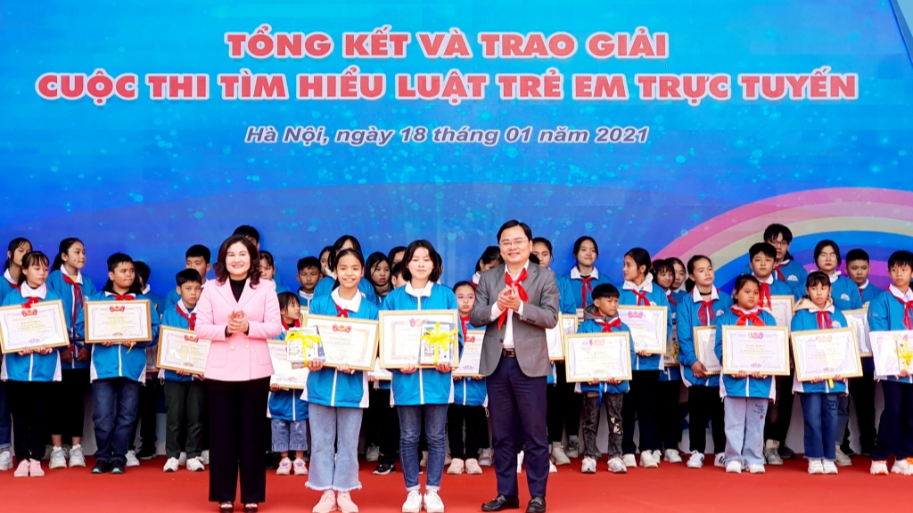 Bí thư thứ nhất Trung ương Đoàn, Chủ tịch Trung ương Hội Liên hiệp Thanh niên Việt Nam và Thứ trưởng Bộ Lao động - Thương binh và Xã hội Nguyễn Thị Hà trao giải Nhất tới các thí sinh