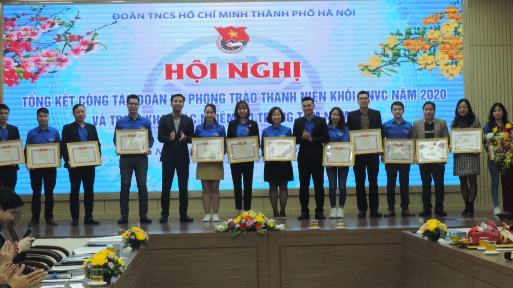 Khen thưởng các tập thể xuất sắc 