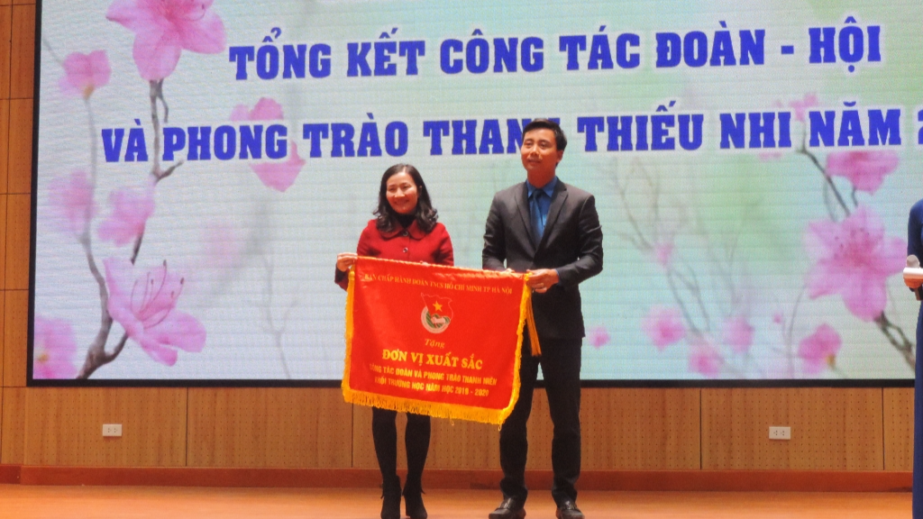 Đồng chí Nguyễn Đức Tiến, Ủy viên Ban chấp hành Trung ương Đoàn, Phó Bí thư Thường trực Thành đoàn, Chủ tịch Hội LHTN Việt Nam thành phố Hà Nội trao Cờ thi đua tới tập thể xuất sắc