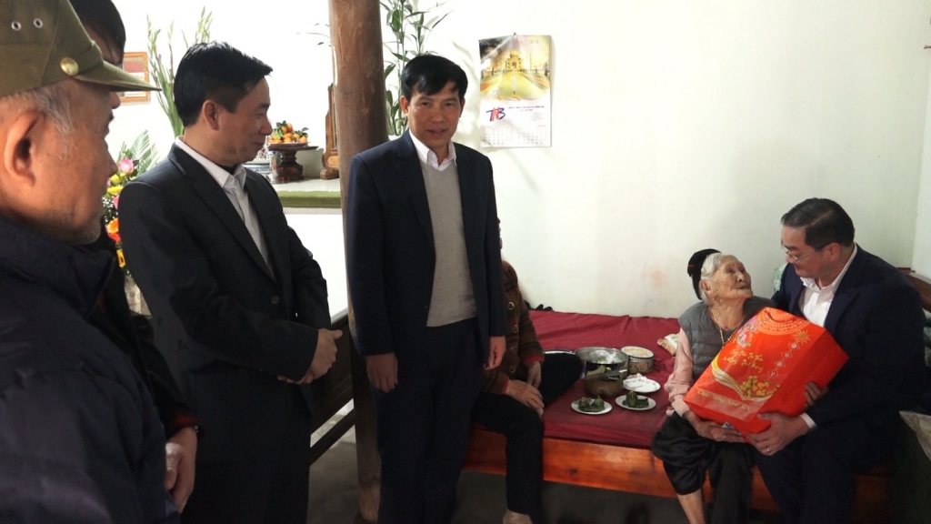 Tại những nơi đến thăm đồng chí Nguyễn Ngọc Việt cùng các thành viên trong đoàn đều ân cần hỏi thăm, động viên các gia đình 
