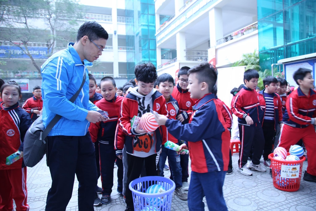 Các em học sinh cùng tham gia trò chơi vận động, phân loại rác thải 