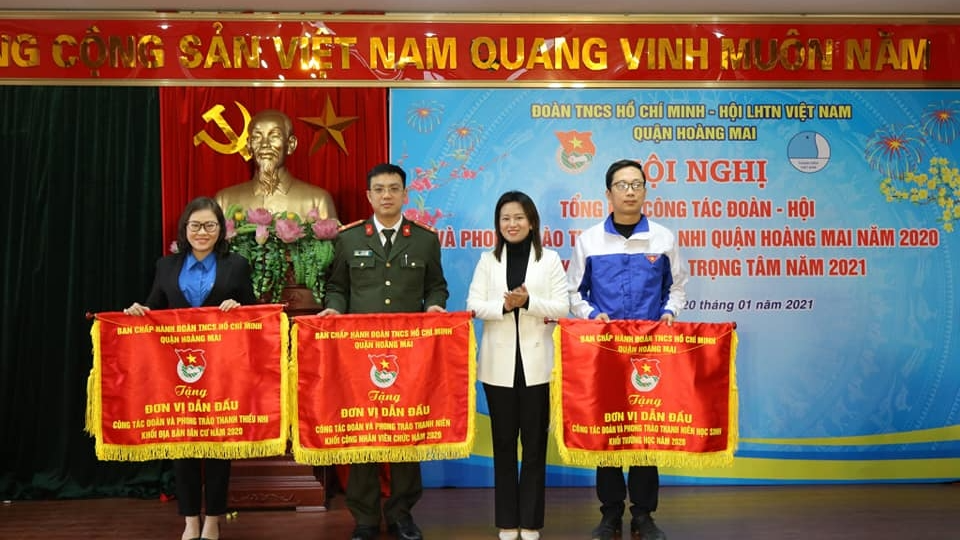 Các đơn vị nhận Cờ thi đua do Quận đoàn Hoàng Mai trao tặng 