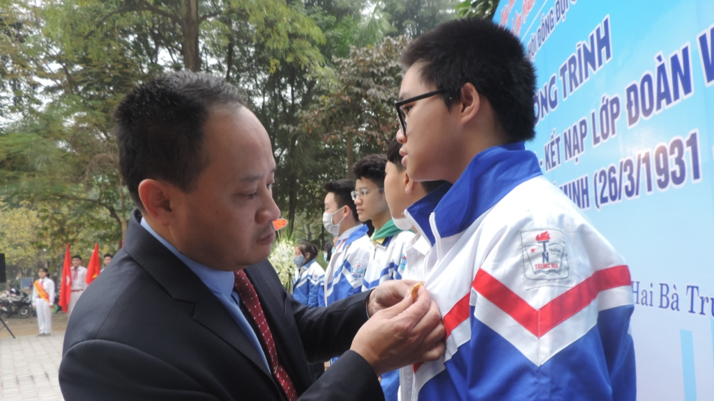 Đồng chí Trần Quyết Thắng, Phó Bí thư Thường trực Quận ủy, Chủ tịch Hội đồng Nhân dân quận Hai Bà Trưng trao huy hiệu Đoàn  tới  đội viên ưu tú 