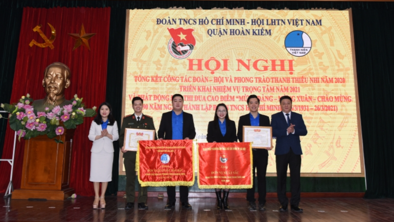 Thành ủy viên, Bí thư Thành đoàn Hà Nội Chu Hồng Minh và Phó Bí thư Quận ủy Hoàn Kiếm Bùi Hoàng Phan trao tặng Cờ thi đua tới Đoàn Thanh niên quận Hoàn Kiếm 