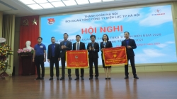 Đoàn Thanh niên EVNHANOI nhận Cờ thi đua xuất sắc của UBND thành phố