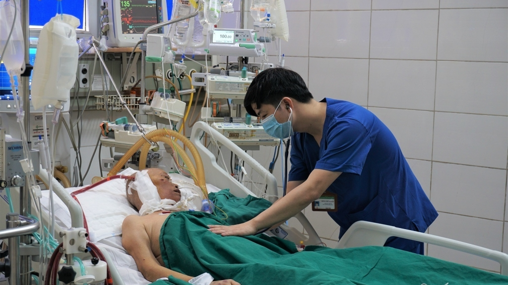 Bác sĩ Đồng Phú Khiêm chăm sóc cho bệnh nhân
