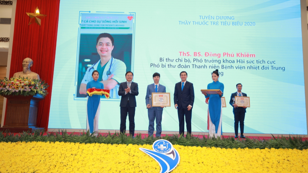 Bác sĩ Đồng Phú Khiêm nhận giải thưởng “Thầy thuốc trẻ Việt Nam tiêu biểu” năm 2020