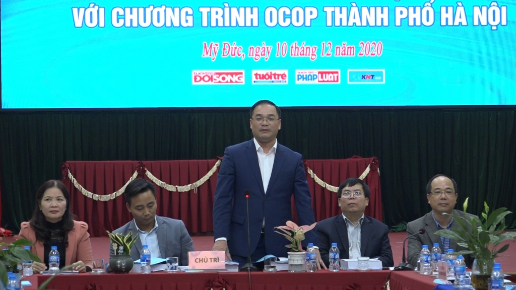 Đồng chí Nguyễn Ngọc Việt, Bí thư Huyện ủy Mỹ Đức giải đáp thắc mắc của thanh niên tại hội thảo “Thanh niên khởi nghiệp với chương trình OCOP”