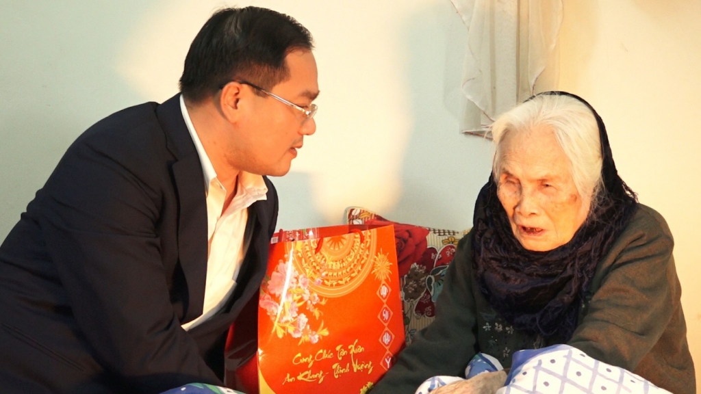 Đồng chí Nguyễn Ngọc Việt, Bí thư Huyện ủy Mỹ Đức  thăm, tặng quà gia đình chính sách 