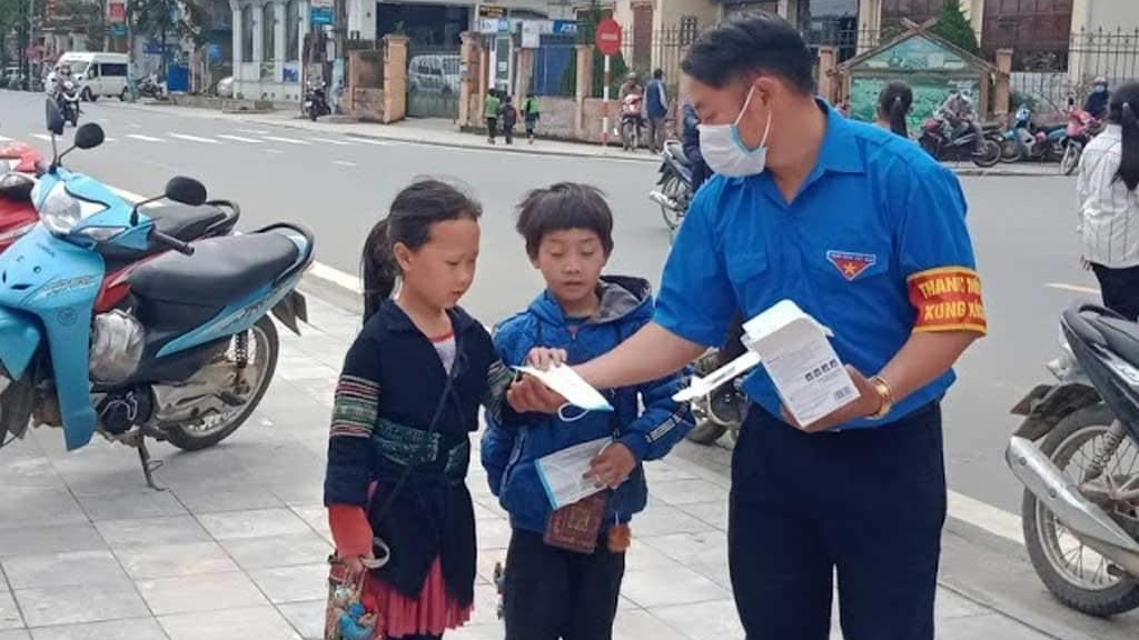 Thào A Dê tuyên truyền phòng chống dịch COVID-19 và phát khẩu trang cho người dân, trẻ em tại địa phương