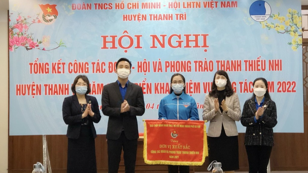 Huyện đoàn Thanh Trì đón nhận Cờ thi đua 