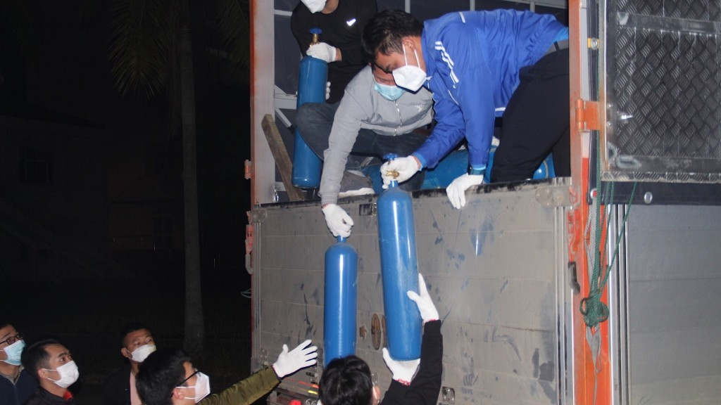 Thanh niên tình nguyện vận chuyển bình oxy về nơi tập kết , sẵn sàng khởi động trạm ATM Oxy 
