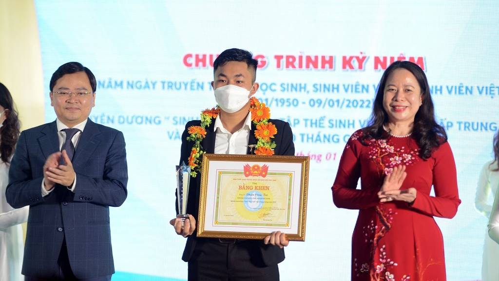 Phó Chủ tịch nước Võ Thị Ánh Xuân và Bí thư thứ nhất Trung ương Đoàn Nguyễn Anh Tuấn trao phần thưởng đến sinh viên 5 tốt 