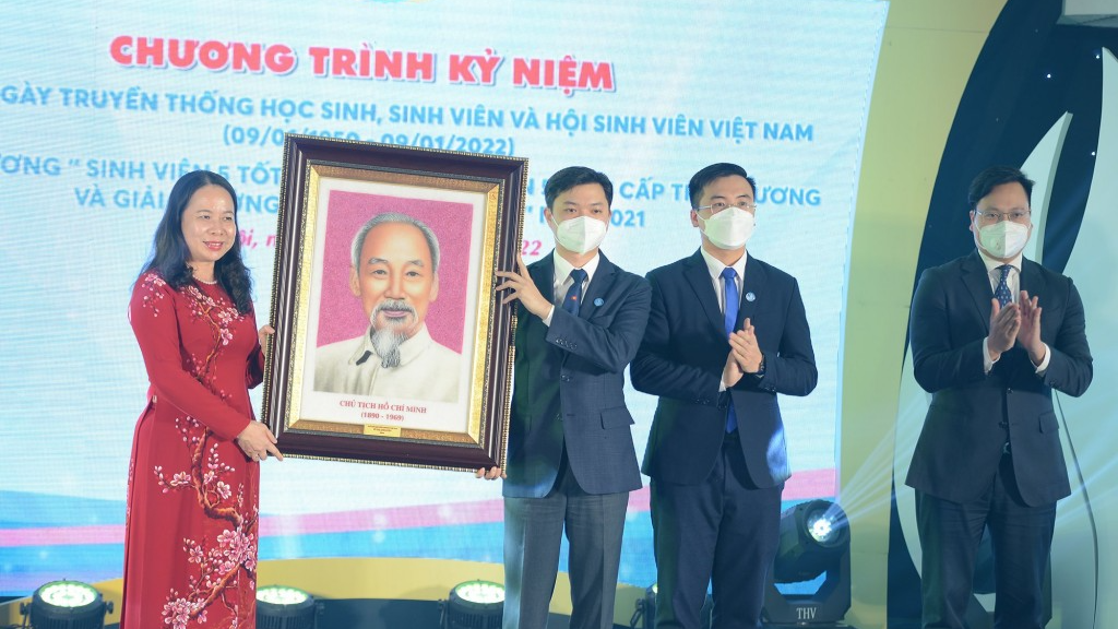 Phó Chủ tịch nước Võ Thị Ánh Xuân trao tặng quà tới Trung ương Hội Sinh viên Việt Nam 