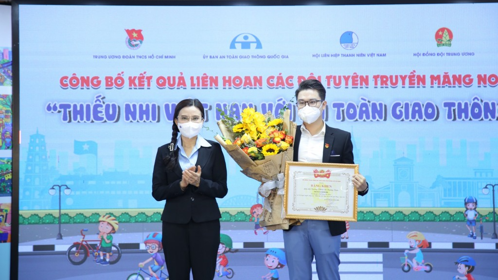 Bí thư Trung ương Đoàn, Chủ tịch Hội đồng Đội Trung ương Nguyễn Phạm Duy Trang trao phần thưởng tới Liên đội trường THCS Võ Trường Toản
