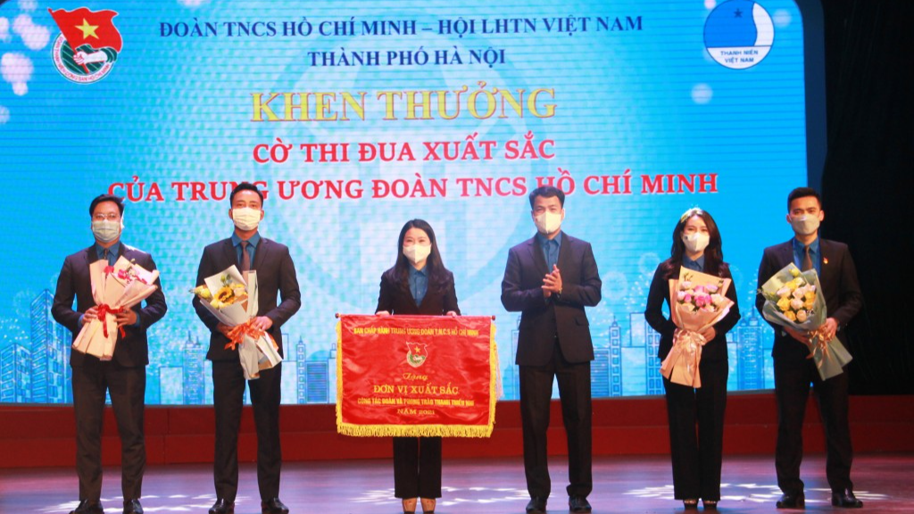 Thường trực Thành đoàn Hà Nội đón nhận Cờ thi đua xuất sắc do Trung ương Đoàn trao tặng 